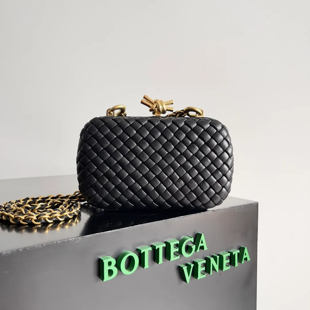 Batch 2260 BOTTEGA VENETA KNOT evening bag chain version for women is now on the market! Delicate and elegant, soft and powerful, this bag is definitely a representative of intellectual women. As an evergreen model of BV, the blessing of the chain is the icing on the cake. The classic weaving once again interprets the unique craftsmanship (the chain can be disassembled separately). Style number: 776662 Size: 19*11.5*5cm